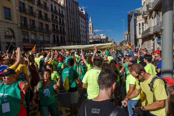 Barcelona, Katalonya, İspanya, 11 Eylül 2017: İsyan sırasında ulusal Catalonia claming Katalan bayrakları ile Catalunya Barcelona bağımsızlık günü sokakta insanlar.