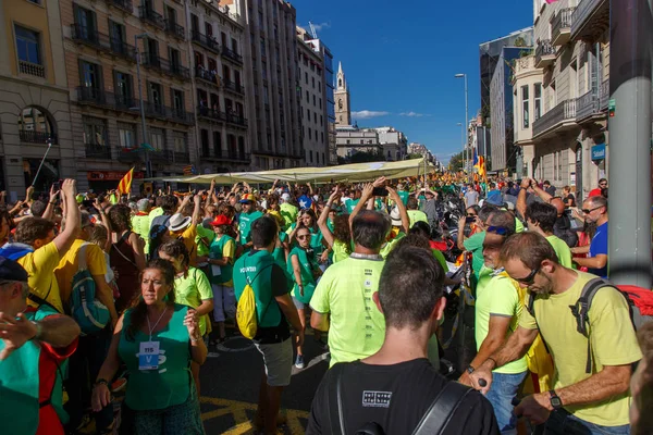 Barcelona, Katalonya, İspanya, 11 Eylül 2017: İsyan sırasında ulusal Catalonia claming Katalan bayrakları ile Catalunya Barcelona bağımsızlık günü sokakta insanlar.