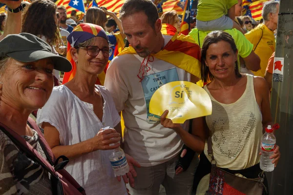 Barcelona, Katalonya, İspanya, 11 Eylül 2017: İsyan sırasında ulusal Catalonia claming Katalan bayrakları ile Catalunya Barcelona bağımsızlık günü sokakta insanlar.