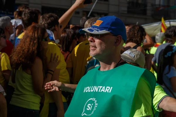 Barcelona, Katalonya, İspanya, 11 Eylül 2017: İsyan sırasında ulusal Catalonia claming Katalan bayrakları ile Catalunya Barcelona bağımsızlık günü sokakta insanlar.