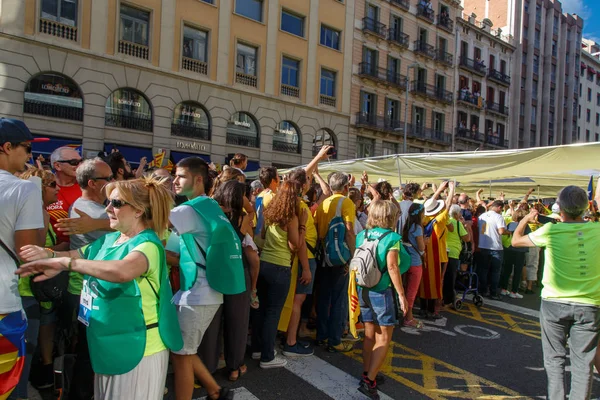 Barcelona, Katalonya, İspanya, 11 Eylül 2017: İsyan sırasında ulusal Catalonia claming Katalan bayrakları ile Catalunya Barcelona bağımsızlık günü sokakta insanlar.