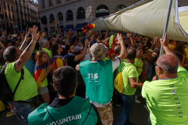 Barcelona, Katalonya, İspanya, 11 Eylül 2017: İsyan sırasında ulusal Catalonia claming Katalan bayrakları ile Catalunya Barcelona bağımsızlık günü sokakta insanlar.