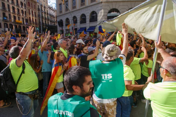 Barcelona, Katalonya, İspanya, 11 Eylül 2017: İsyan sırasında ulusal Catalonia claming Katalan bayrakları ile Catalunya Barcelona bağımsızlık günü sokakta insanlar.