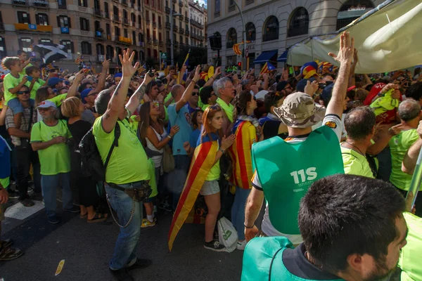 Barcelona, Katalonya, İspanya, 11 Eylül 2017: İsyan sırasında ulusal Catalonia claming Katalan bayrakları ile Catalunya Barcelona bağımsızlık günü sokakta insanlar.
