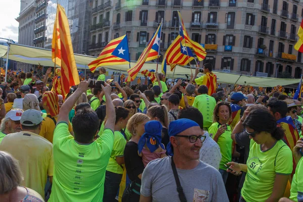 Barcelona, Katalonya, İspanya, 11 Eylül 2017: İsyan sırasında ulusal Catalonia claming Katalan bayrakları ile Catalunya Barcelona bağımsızlık günü sokakta insanlar. Editoryal resim yazısı.