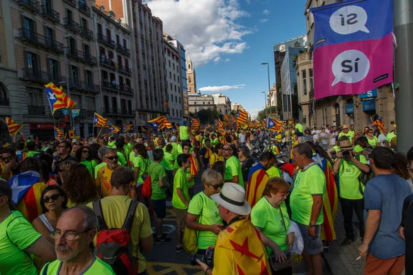 Barcelona, Katalonya, İspanya, 11 Eylül 2017: İsyan sırasında ulusal Catalonia claming Katalan bayrakları ile Catalunya Barcelona bağımsızlık günü sokakta insanlar. Editoryal resim yazısı.