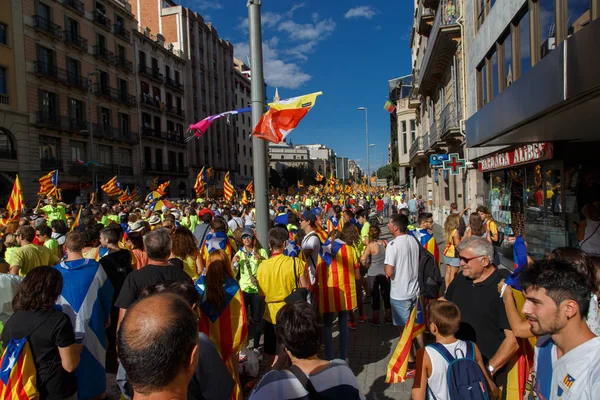 Barcelona, Katalonya, İspanya, 11 Eylül 2017: İsyan sırasında ulusal Catalonia claming Katalan bayrakları ile Catalunya Barcelona bağımsızlık günü sokakta insanlar. Editoryal resim yazısı.
