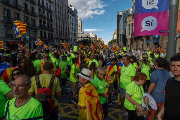Barcelona, Katalonya, İspanya, 11 Eylül 2017: İsyan sırasında ulusal Catalonia claming Katalan bayrakları ile Catalunya Barcelona bağımsızlık günü sokakta insanlar. Editoryal resim yazısı.