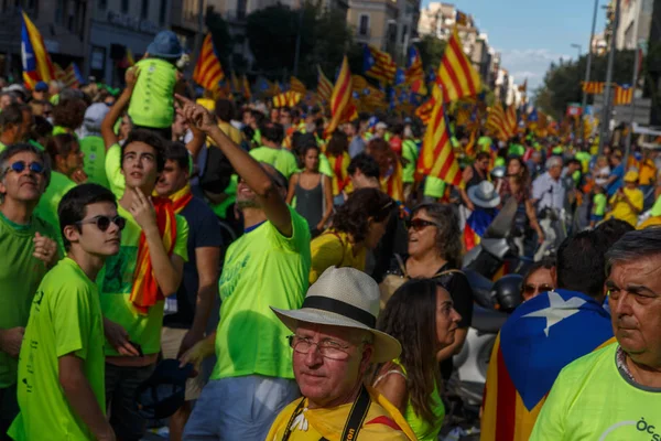 Barcelona, Katalonya, İspanya, 11 Eylül 2017: İsyan sırasında ulusal Catalonia claming Katalan bayrakları ile Catalunya Barcelona bağımsızlık günü sokakta insanlar. Editoryal resim yazısı.