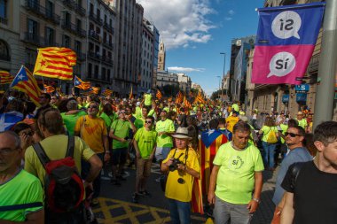 Barcelona, Katalonya, İspanya, 11 Eylül 2017: İsyan sırasında ulusal Catalonia claming Katalan bayrakları ile Catalunya Barcelona bağımsızlık günü sokakta insanlar. Editoryal resim yazısı.