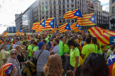 Barcelona, Katalonya, İspanya, 11 Eylül 2017: İsyan sırasında ulusal Catalonia claming Katalan bayrakları ile Catalunya Barcelona bağımsızlık günü sokakta insanlar. Editoryal resim yazısı.