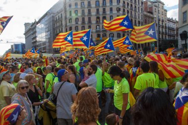 Barcelona, Katalonya, İspanya, 11 Eylül 2017: İsyan sırasında ulusal Catalonia claming Katalan bayrakları ile Catalunya Barcelona bağımsızlık günü sokakta insanlar. Editoryal resim yazısı.
