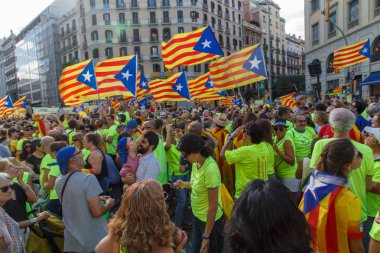 Barcelona, Katalonya, İspanya, 11 Eylül 2017: İsyan sırasında ulusal Catalonia claming Katalan bayrakları ile Catalunya Barcelona bağımsızlık günü sokakta insanlar. Editoryal resim yazısı.