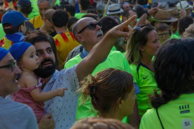 Barcelona, Katalonya, İspanya, 11 Eylül 2017: İsyan sırasında ulusal Catalonia claming Katalan bayrakları ile Catalunya Barcelona bağımsızlık günü sokakta insanlar. Editoryal resim yazısı.