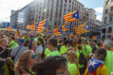 Barcelona, Katalonya, İspanya, 11 Eylül 2017: İsyan sırasında ulusal Catalonia claming Katalan bayrakları ile Catalunya Barcelona bağımsızlık günü sokakta insanlar. Editoryal resim yazısı.