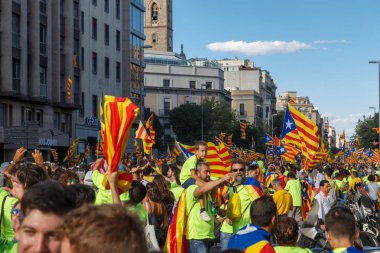 Barcelona, Katalonya, İspanya, 11 Eylül 2017: İsyan sırasında ulusal Catalonia claming Katalan bayrakları ile Catalunya Barcelona bağımsızlık günü sokakta insanlar. Editoryal resim yazısı.