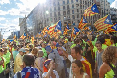 Barcelona, Katalonya, İspanya, 11 Eylül 2017: İsyan sırasında ulusal Catalonia claming Katalan bayrakları ile Catalunya Barcelona bağımsızlık günü sokakta insanlar. Editoryal resim yazısı.
