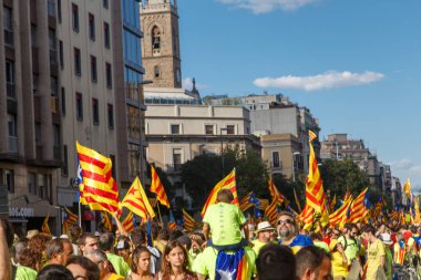 Barcelona, Katalonya, İspanya, 11 Eylül 2017: İsyan sırasında ulusal Catalonia claming Katalan bayrakları ile Catalunya Barcelona bağımsızlık günü sokakta insanlar. Editoryal resim yazısı.