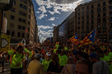Barcelona, Katalonya, İspanya, 11 Eylül 2017: İsyan sırasında ulusal Catalonia claming Katalan bayrakları ile Catalunya Barcelona bağımsızlık günü sokakta insanlar. Editoryal resim yazısı.