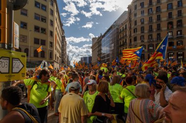 Barcelona, Katalonya, İspanya, 11 Eylül 2017: İsyan sırasında ulusal Catalonia claming Katalan bayrakları ile Catalunya Barcelona bağımsızlık günü sokakta insanlar. Editoryal resim yazısı.
