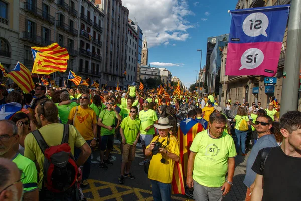 Barcelona, Katalonya, İspanya, 11 Eylül 2017: İsyan sırasında ulusal Catalonia claming Katalan bayrakları ile Catalunya Barcelona bağımsızlık günü sokakta insanlar. Editoryal resim yazısı.