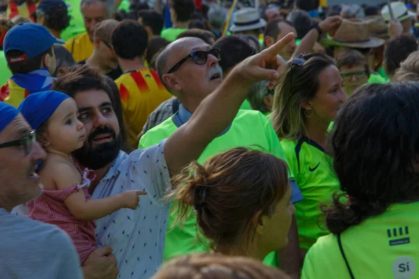 Barcelona, Katalonya, İspanya, 11 Eylül 2017: İsyan sırasında ulusal Catalonia claming Katalan bayrakları ile Catalunya Barcelona bağımsızlık günü sokakta insanlar. Editoryal resim yazısı.