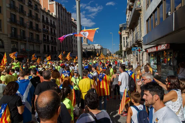 Barcelona, Katalonya, İspanya, 11 Eylül 2017: İsyan sırasında ulusal Catalonia claming Katalan bayrakları ile Catalunya Barcelona bağımsızlık günü sokakta insanlar. Editoryal resim yazısı.