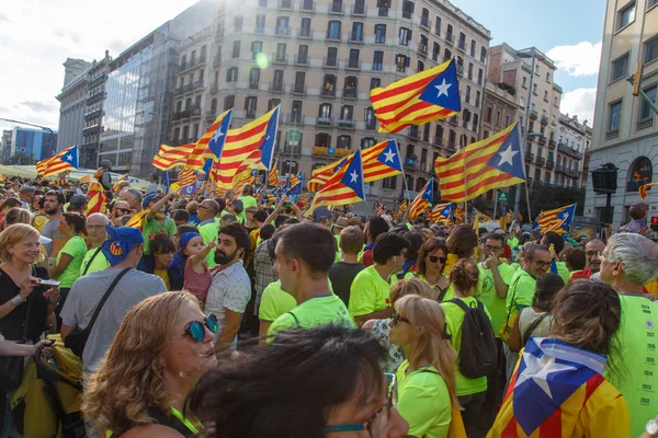 Barcelona, Katalonya, İspanya, 11 Eylül 2017: İsyan sırasında ulusal Catalonia claming Katalan bayrakları ile Catalunya Barcelona bağımsızlık günü sokakta insanlar. Editoryal resim yazısı.