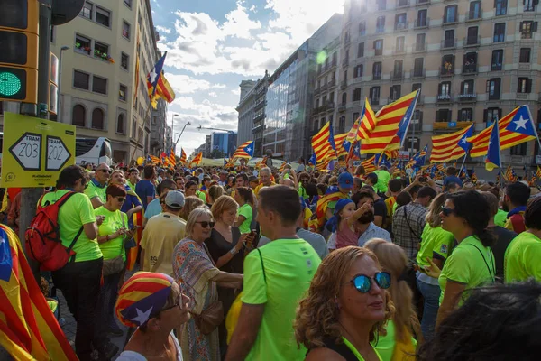 Barcelona, Katalonya, İspanya, 11 Eylül 2017: İsyan sırasında ulusal Catalonia claming Katalan bayrakları ile Catalunya Barcelona bağımsızlık günü sokakta insanlar. Editoryal resim yazısı.