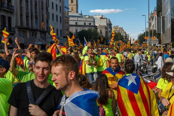 Barcelona, Katalonya, İspanya, 11 Eylül 2017: İsyan sırasında ulusal Catalonia claming Katalan bayrakları ile Catalunya Barcelona bağımsızlık günü sokakta insanlar. Editoryal resim yazısı.