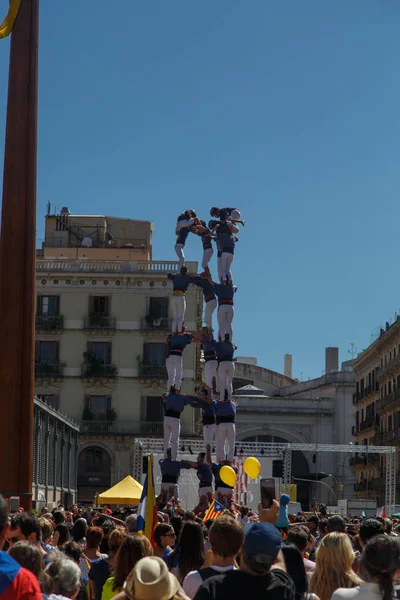 Barcelona, Katalonya, İspanya, 11 Eylül 2017: İsyan sırasında ulusal Catalonia claming Katalan bayrakları ile Catalunya Barcelona bağımsızlık günü sokakta insanlar. Editoryal resim yazısı.