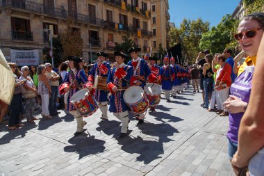 Barcelona, Katalonya, İspanya, 11 Eylül 2017: İsyan sırasında ulusal Catalonia claming Katalan bayrakları ile Catalunya Barcelona bağımsızlık günü sokakta insanlar. Editoryal resim yazısı.