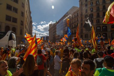 Barcelona, Katalonya, İspanya, 11 Eylül 2017: insanlar ralli destek Catalunya bağımsızlık Milli gün boyunca.