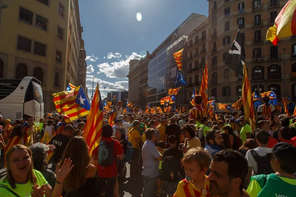 Barcelona, Katalonya, İspanya, 11 Eylül 2017: insanlar ralli destek Catalunya bağımsızlık Milli gün boyunca.