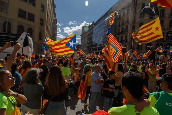 Barcelona, Katalonya, İspanya, 11 Eylül 2017: insanlar ralli destek Catalunya bağımsızlık Milli gün boyunca.