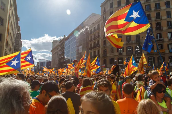 Barcelona, Katalonya, İspanya, 11 Eylül 2017: insanlar ralli destek Catalunya bağımsızlık Milli gün boyunca.