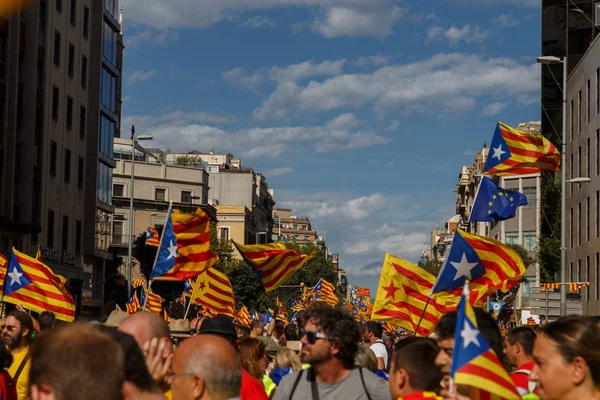 Barcelona, Katalonya, İspanya, 11 Eylül 2017: insanlar ralli destek Catalunya bağımsızlık Milli gün boyunca.
