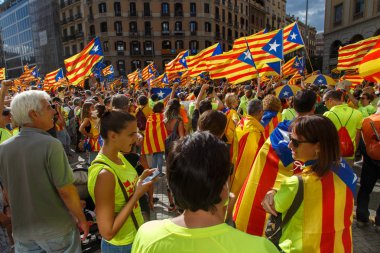 Barcelona, Katalonya, İspanya, 11 Eylül 2017: insanlar ralli destek Catalunya bağımsızlık Milli gün boyunca.