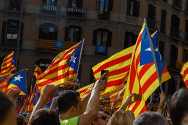 Barcelona, Katalonya, İspanya, 11 Eylül 2017: insanlar ralli destek Catalunya bağımsızlık Milli gün boyunca.