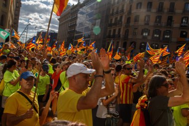 Barcelona, Katalonya, İspanya, 11 Eylül 2017: insanlar ralli destek Catalunya bağımsızlık Milli gün boyunca.