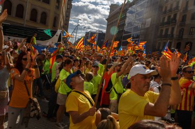 Barcelona, Katalonya, İspanya, 11 Eylül 2017: insanlar ralli destek Catalunya bağımsızlık Milli gün boyunca.