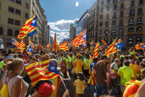 Barcelona, Katalonya, İspanya, 11 Eylül 2017: insanlar ralli destek Catalunya bağımsızlık Milli gün boyunca.