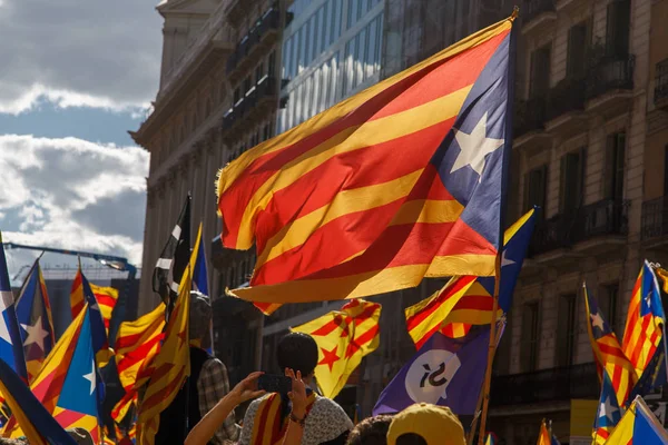 Barcelona, Katalonya, İspanya, 11 Eylül 2017: insanlar ralli destek Catalunya bağımsızlık Milli gün boyunca.