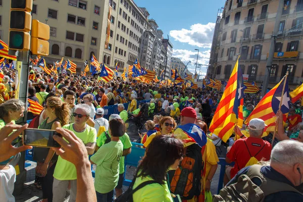Barcelona, Katalonya, İspanya, 11 Eylül 2017: insanlar ralli destek Catalunya bağımsızlık Milli gün boyunca.