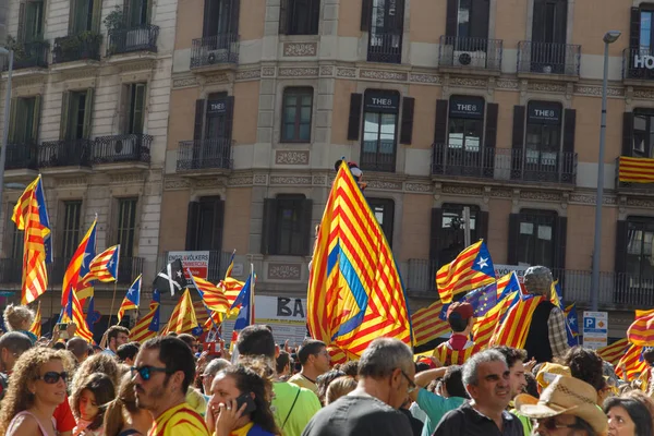 Barcelona, Katalonya, İspanya, 11 Eylül 2017: insanlar ralli destek Catalunya bağımsızlık Milli gün boyunca.