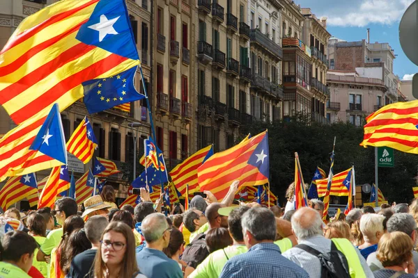 Barcelona, Katalonya, İspanya, 11 Eylül 2017: insanlar ralli destek Catalunya bağımsızlık Milli gün boyunca.