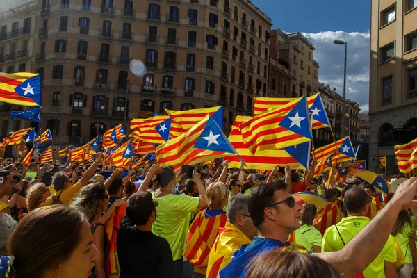Barcelona, Katalonya, İspanya, 11 Eylül 2017: insanlar ralli destek Catalunya bağımsızlık Milli gün boyunca.