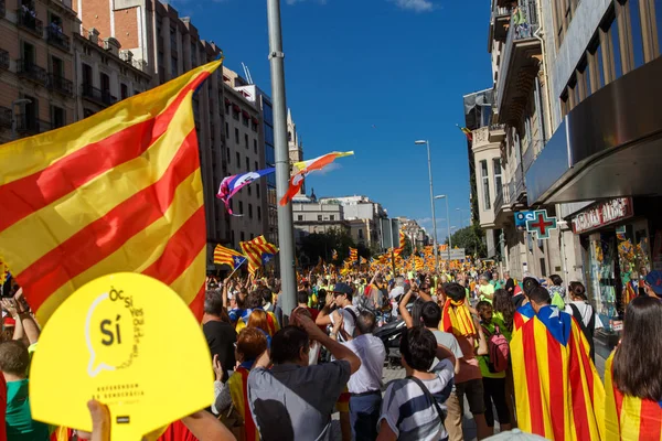 Barcelona, Katalonya, İspanya, 11 Eylül 2017: insanlar ralli destek Catalunya bağımsızlık Milli gün boyunca.