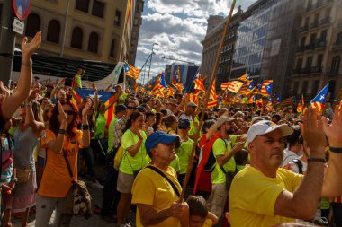 Barcelona, Katalonya, İspanya, 11 Eylül 2017: insanlar ralli destek Catalunya bağımsızlık Milli gün boyunca.