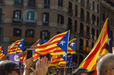 Barcelona, Katalonya, İspanya, 11 Eylül 2017: insanlar ralli destek Catalunya bağımsızlık Milli gün boyunca.